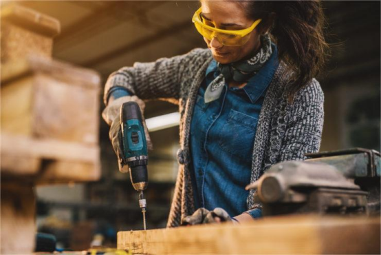 One Female Tools Power Tools for Women: Empowering Women Woodworkers - Livowalny
